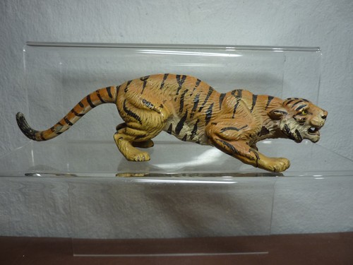 Angreifender 30er jahre tiger - angreifender,